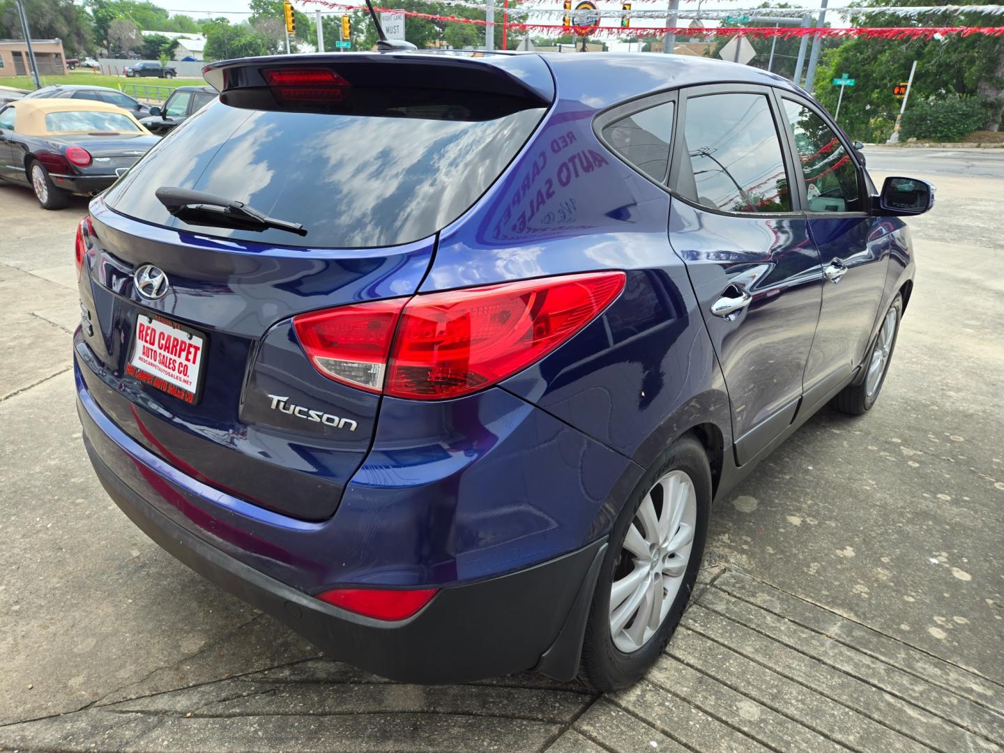 2013 Blue Hyundai Tucson Limited 2WD (KM8JU3AC4DU) with an 2.4L L4 DOHC 16V engine, 6-Speed Automatic transmission, located at 503 West Court, Seguin, TX, 78155, (830) 379-3373, 29.568621, -97.969803 - Photo#2